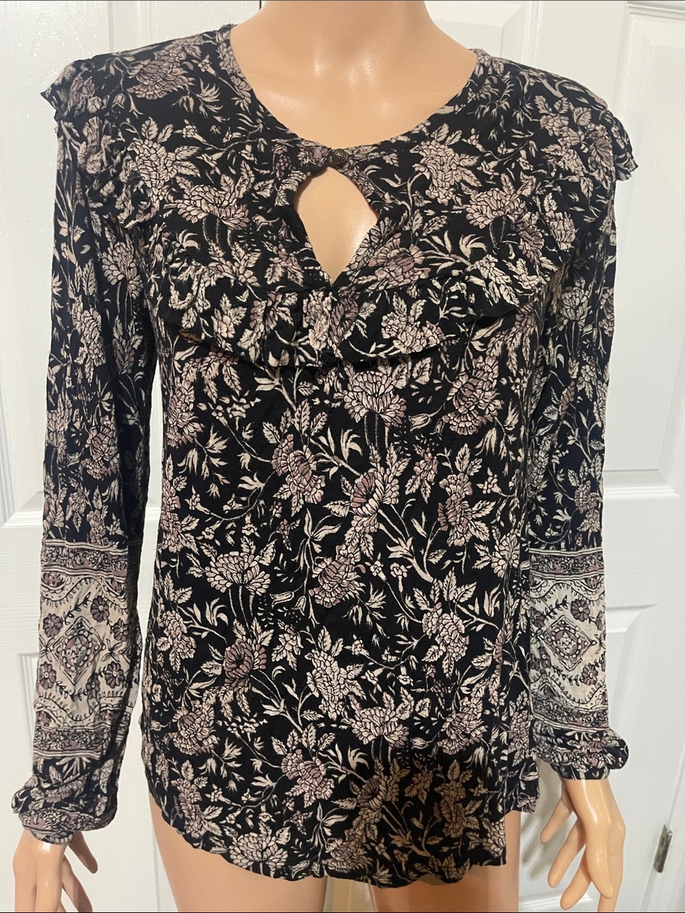 Lucky Brand Black Floral Keyhole Ruffle Long-Sleeve Top